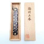 Higonokami "Kinzakura", motif fleurs de cerisiers dorées.